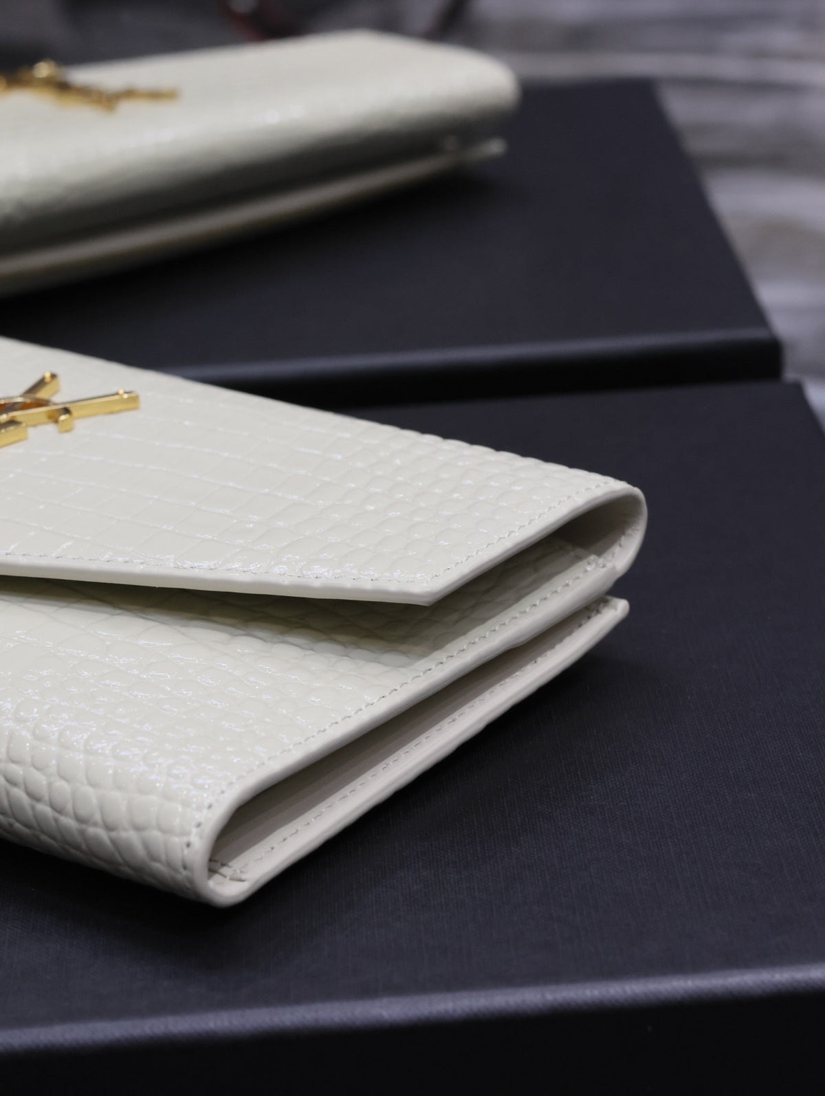 UPTOWN WALLET 21 IN WHITE CROCODILE PATTERN CALFSKIN GOLD LOGO