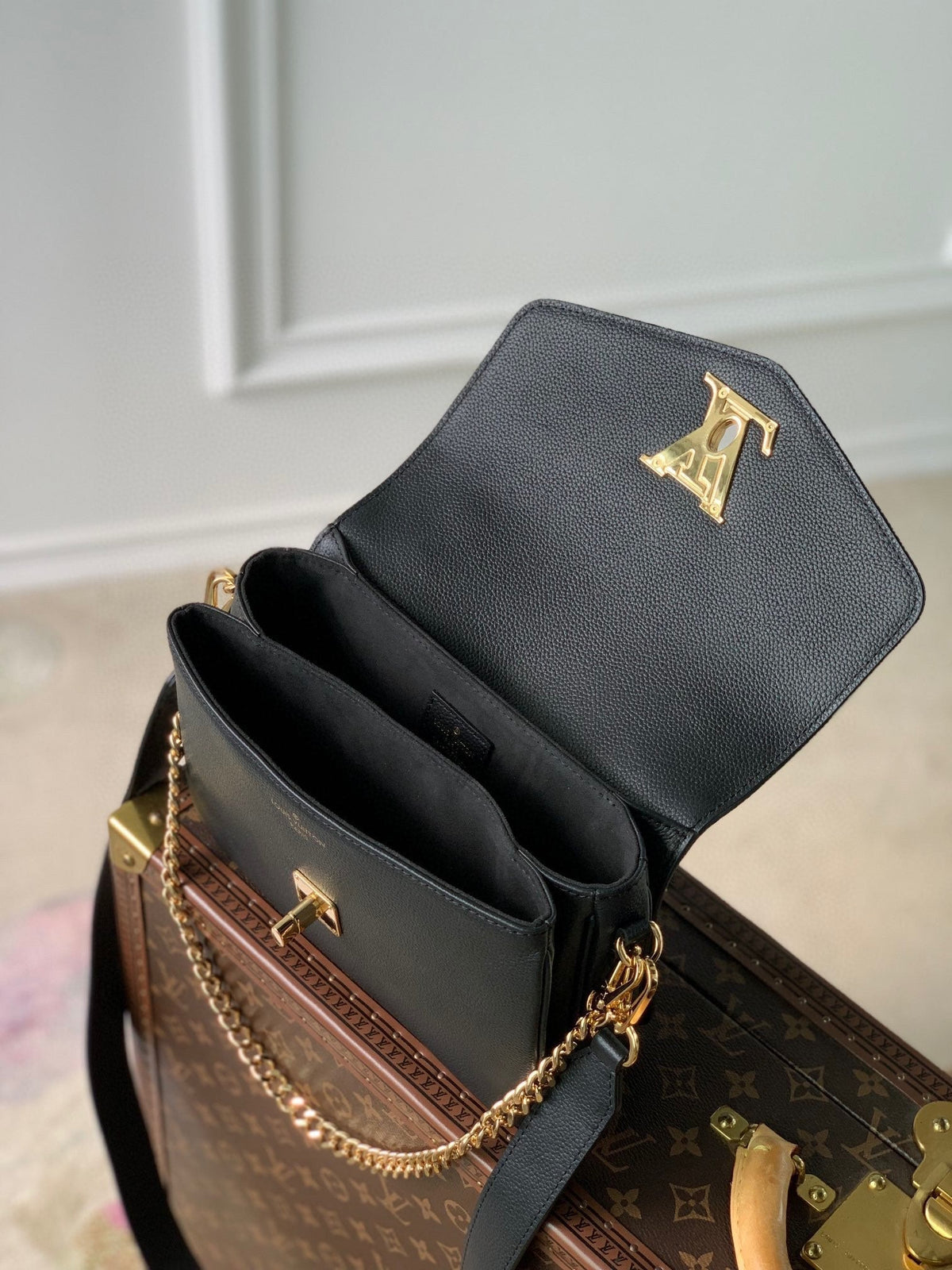 LOUIS VUITTON OXFORD 22 IN BLACK LAMBSKIN GOLD HARDWARE