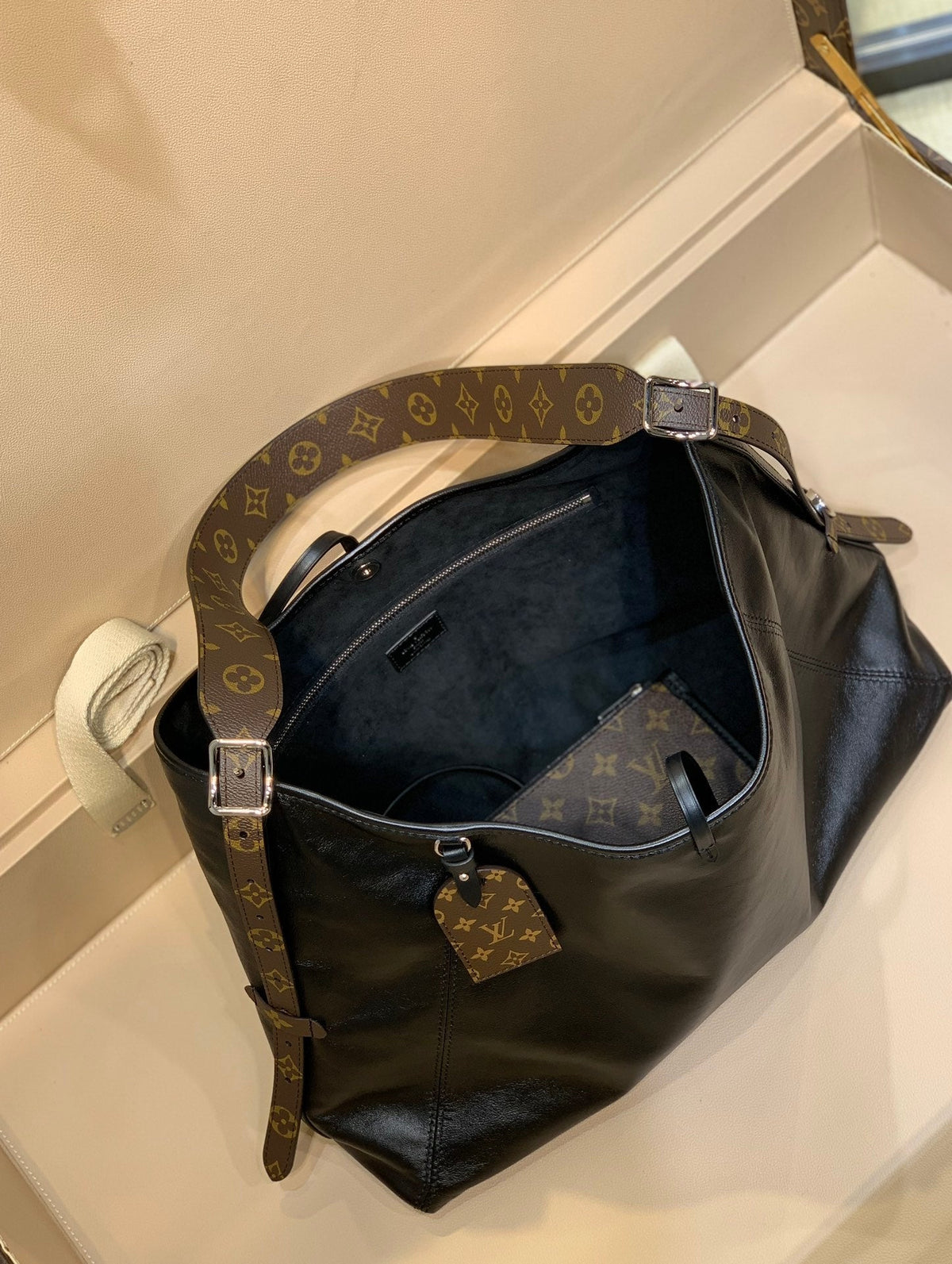 LOUIS VUITTON CARRYALL DARK 39 IN BLACK LAMBSKIN BROWN MONOGRAM TAG