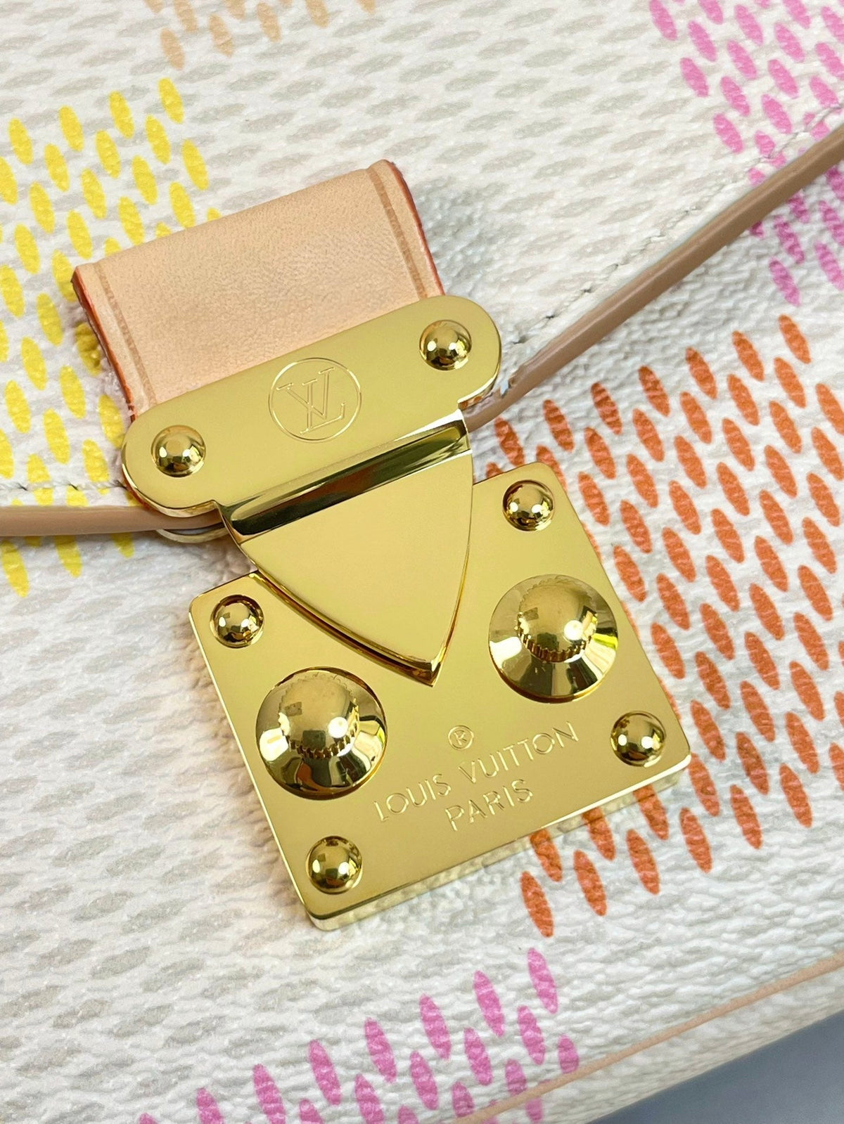 LOUIS VUITTON POCHETTE MÉTIS EAST WEST 21 IN PEACH DAMIER GIANT CANVAS GOLD HARDWARE