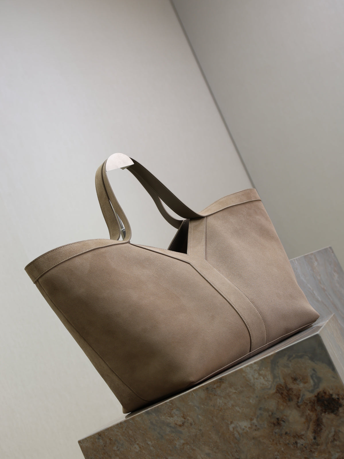 YSL 25S Y MAXI TOTE 50 IN DRY GRAIN SUEDE GOLD HARDWRE