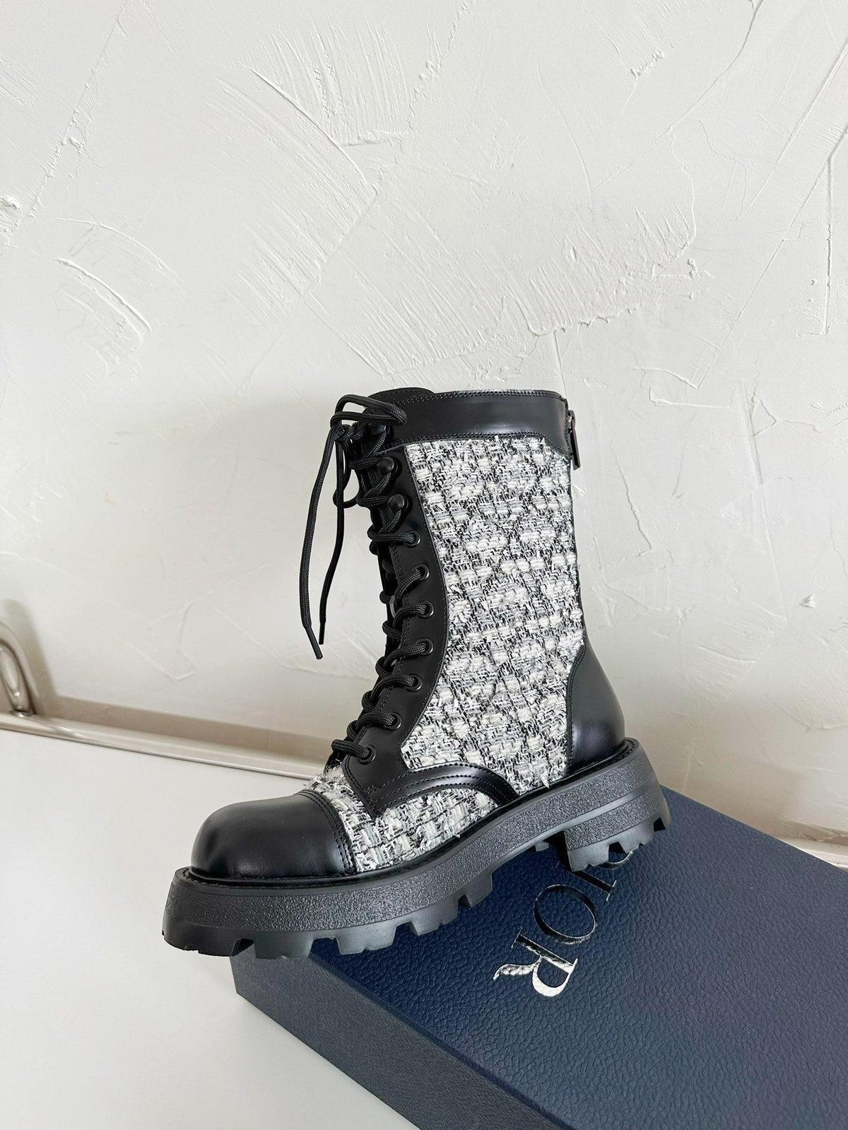 DIOR D-UNIT ANKLE BOOT BLACK CALFSKIN WITH WHITE AND BLACK CANNAGE TWEED