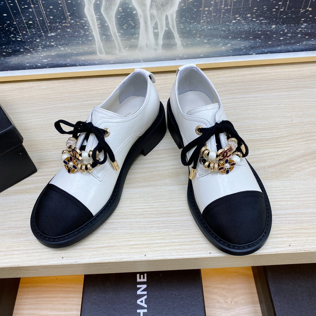 CHANEL COMBAT OXFORD SHOES IN WHITE WRINKLED CALFSKIN AND BLACK GROSGRAIN WITH FAUX PEARL