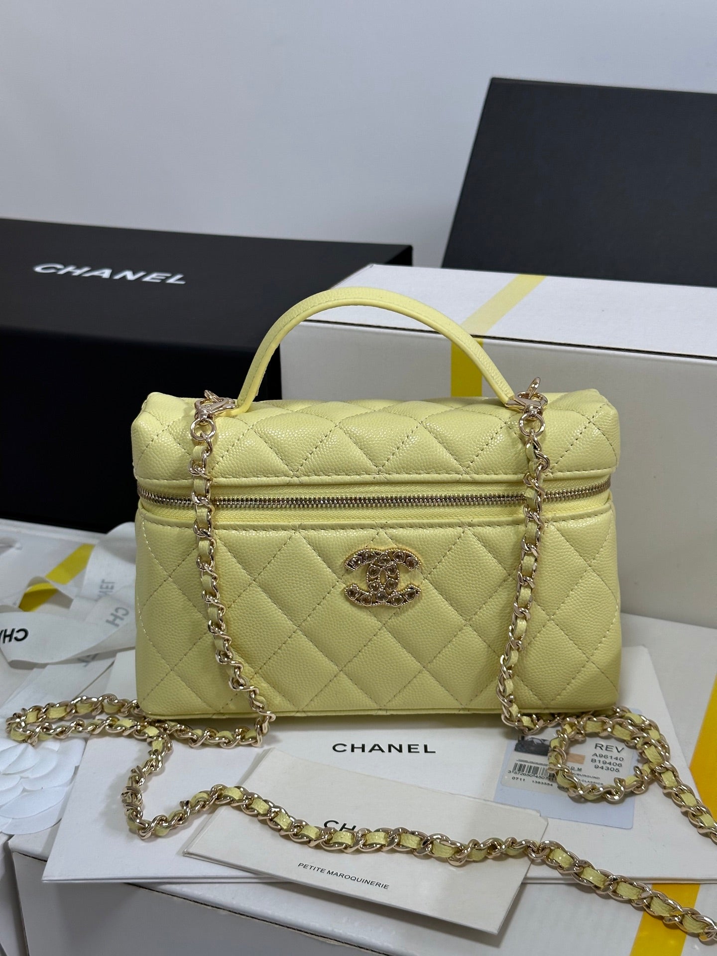 CHANEL STRASS VANITY QUILTED CASE 19 IN YELLOW CALFSKIN WITH GOLD METALLIC