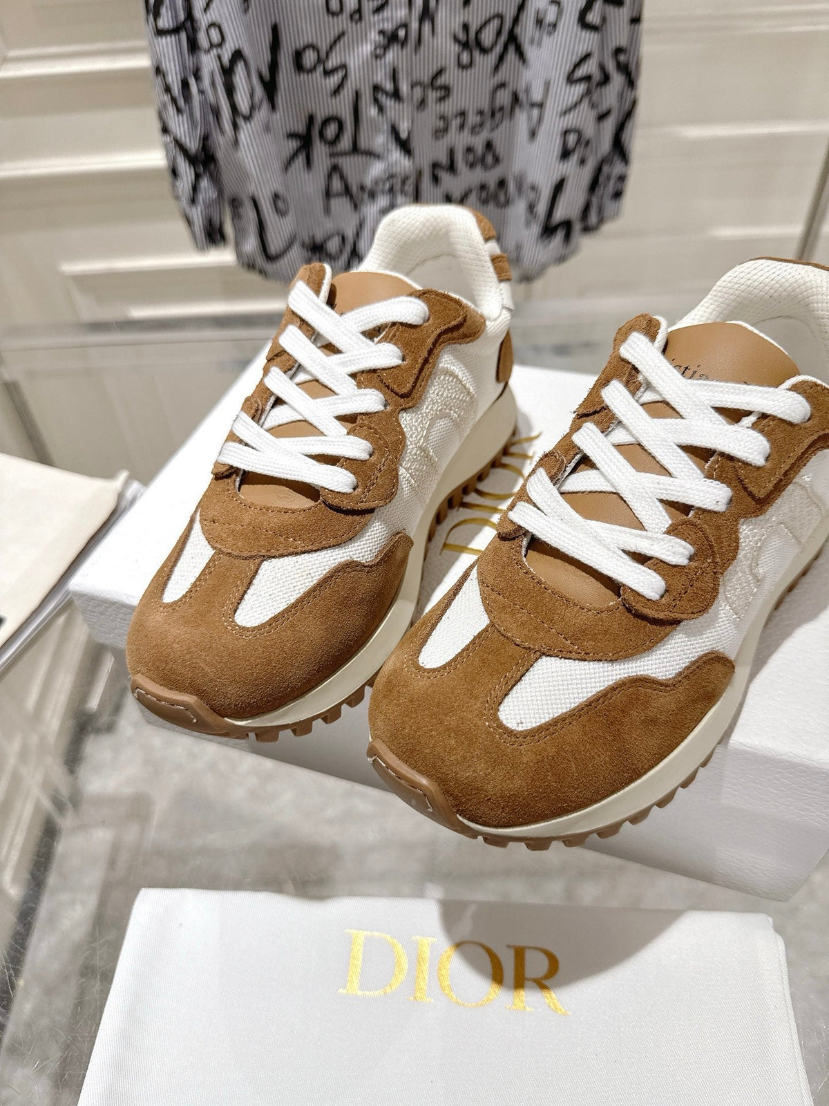 DIOR 25S C'EST  SNEAKER IN WHITE HAZELNUT CALFSKIN AND SUEDE